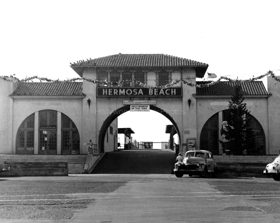 Hermosa Beach 1946 Entrance to Hermosa Beach Pier.jpg